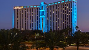 Un grand hôtel doté d’une tour centrale imposante et d’une enseigne indiquant « Beverly Centre ».