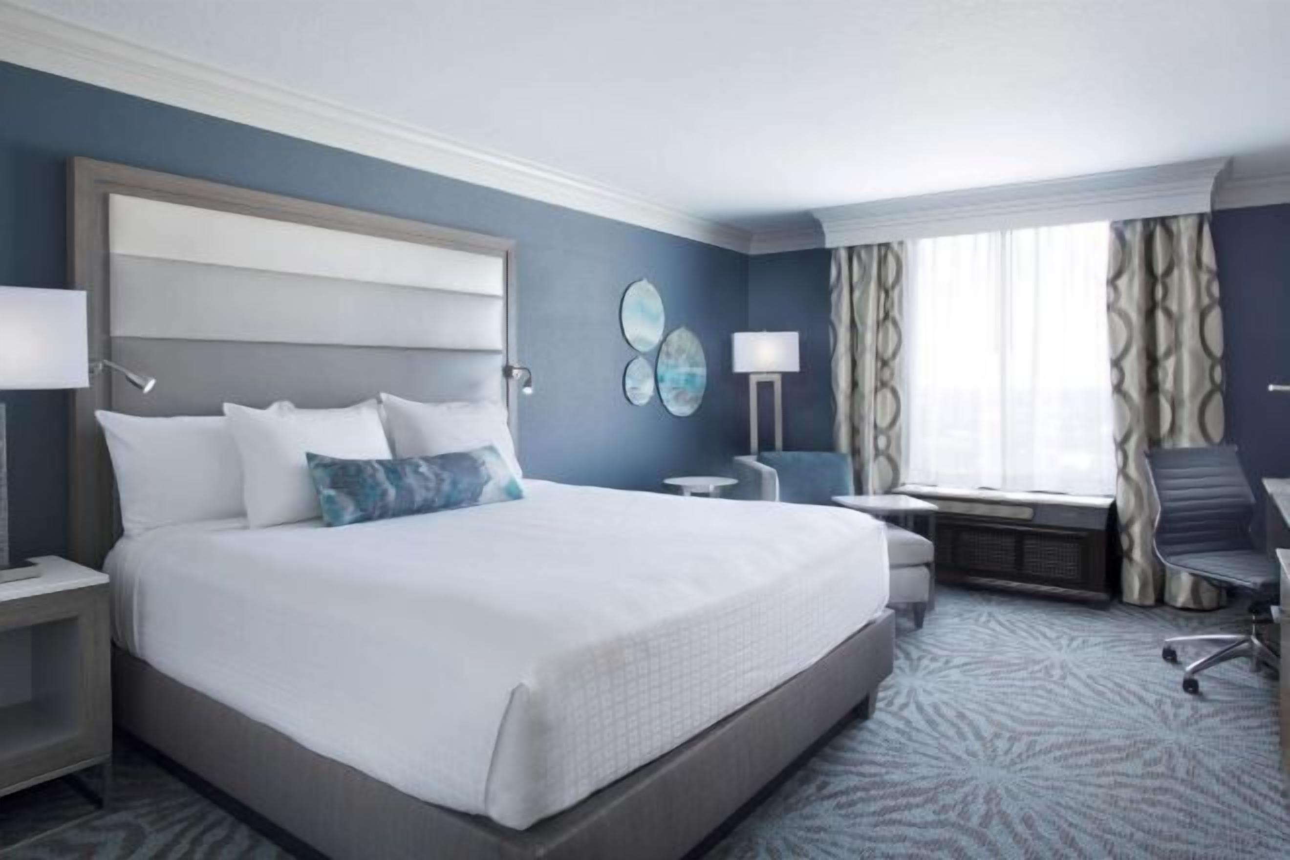 高級寢具、特厚豪華床墊、房內夾萬、書桌