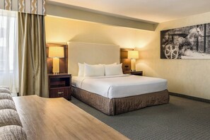 In-room safe, desk, iron/ironing board, free cots/infant beds - Hotel Dax (Addison)