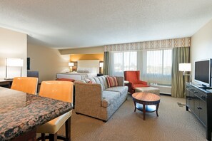 In-room safe, desk, iron/ironing board, free cribs/infant beds - Hotel Dax (Addison)