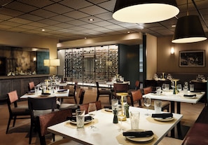 Breakfast, lunch and dinner served - Hotel Dax (Addison)