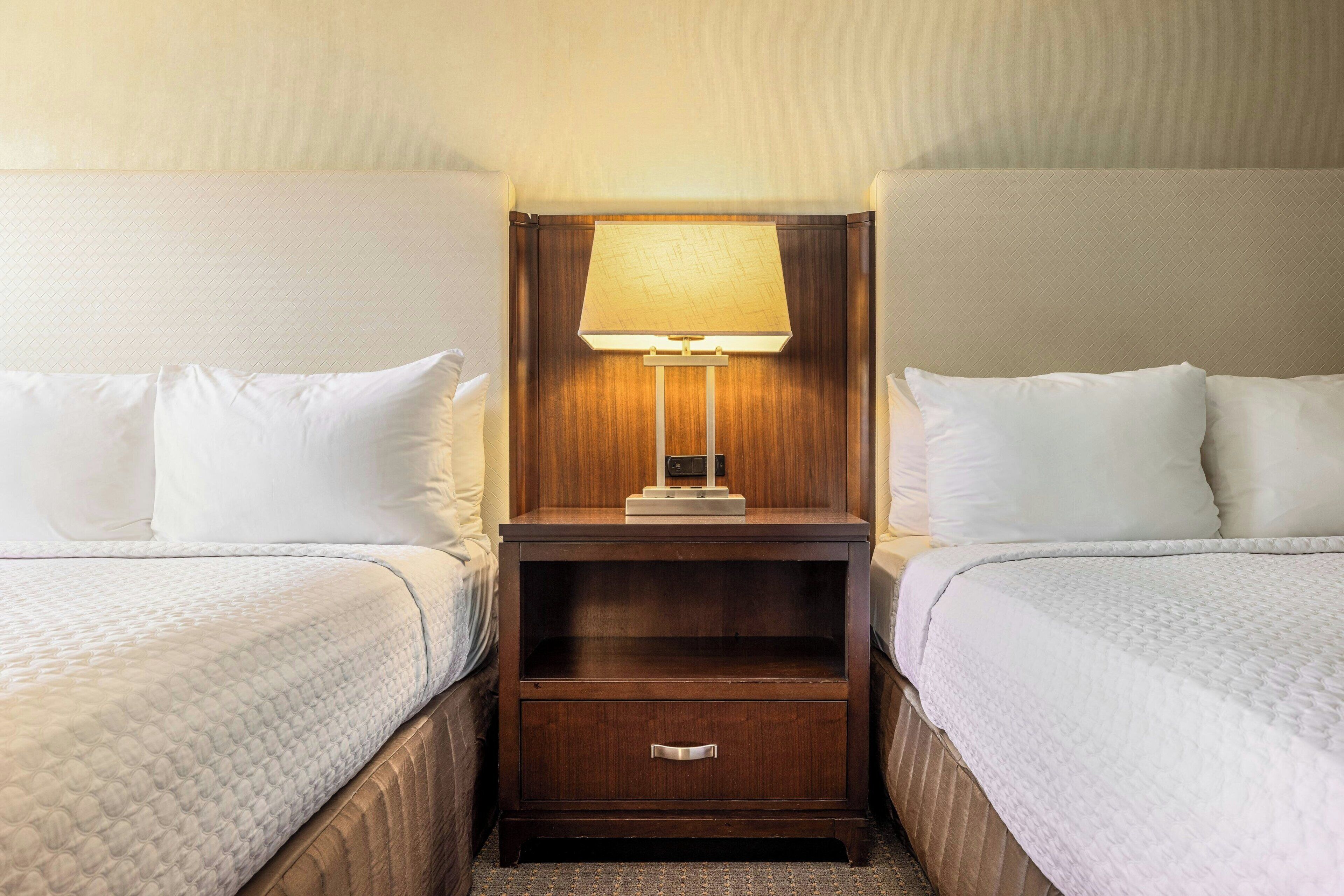 客房, 2 张双人床, 池畔 (view) | 客房内保险箱、办公桌、熨斗/熨衣板、免费婴儿床