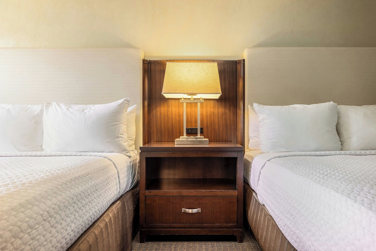 Habitación, 2 camas dobles, junto a la piscina (view) | Caja fuerte, escritorio, tabla de planchar con plancha y cunas gratuitas