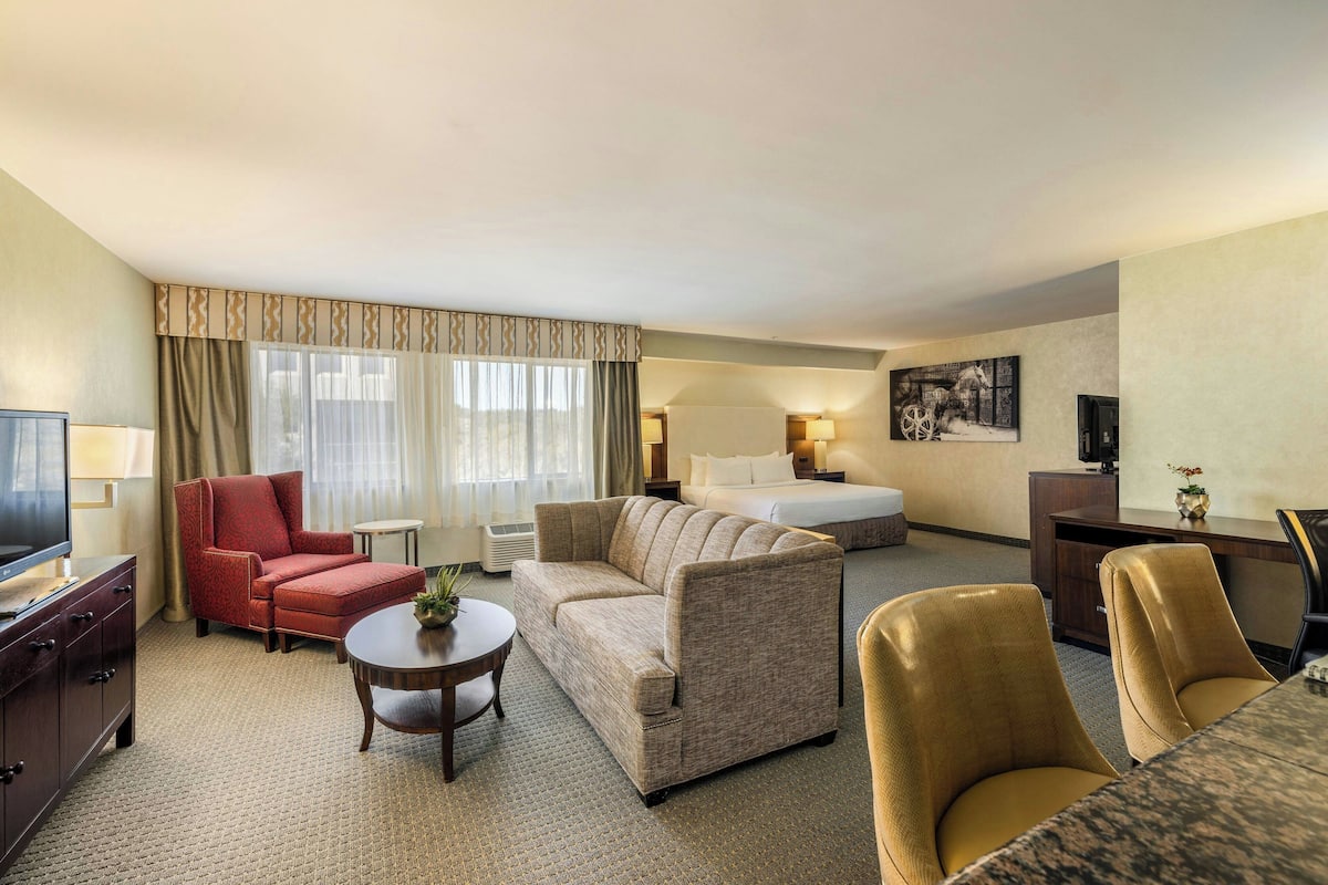 Suite ejecutiva, 1 habitación | Caja fuerte, escritorio, tabla de planchar con plancha y cunas gratuitas