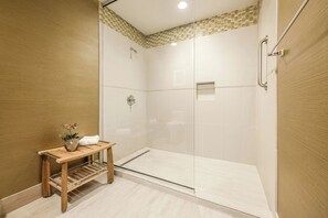 Suite présidentielle, 1 chambre | Salle de bain | Ensemble baignoire-douche, articles de toilette (gratuits)
