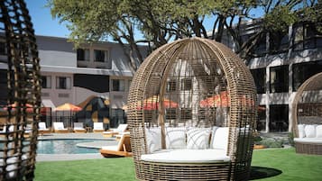 Een binnenzwembad, een buitenzwembad