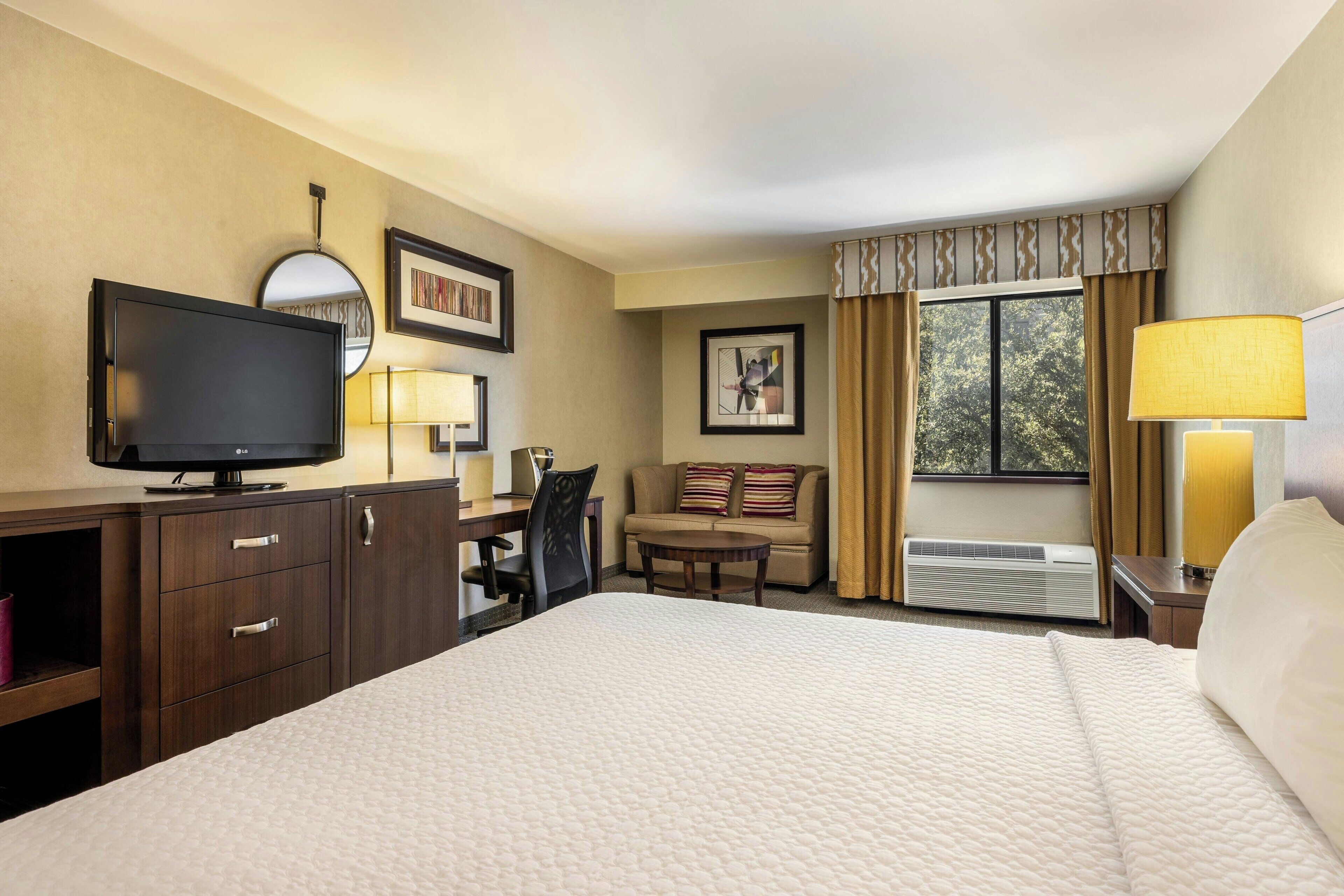 客房, 1 张特大床, 泳池景观 | 泳池 | 室内游泳池，室外游泳池