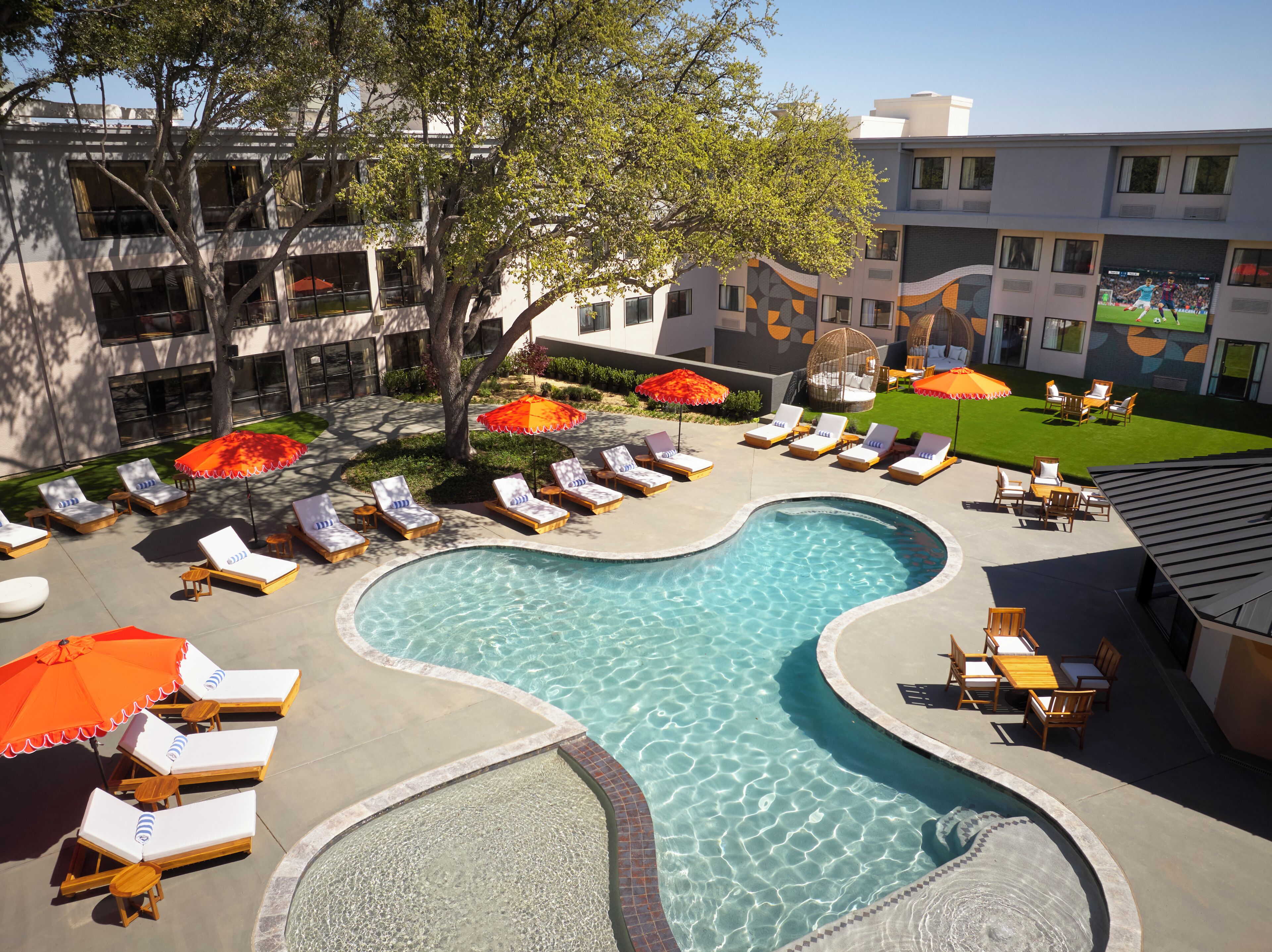 Alberca techada y alberca al aire libre