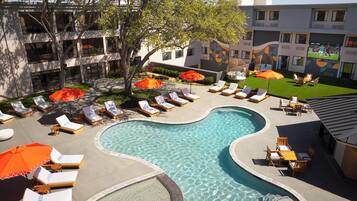 Alberca techada y alberca al aire libre