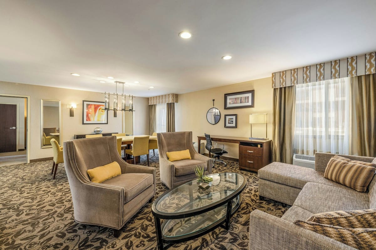 Suite junior, 1 habitación | Zona de estar | Una televisión, películas de pago