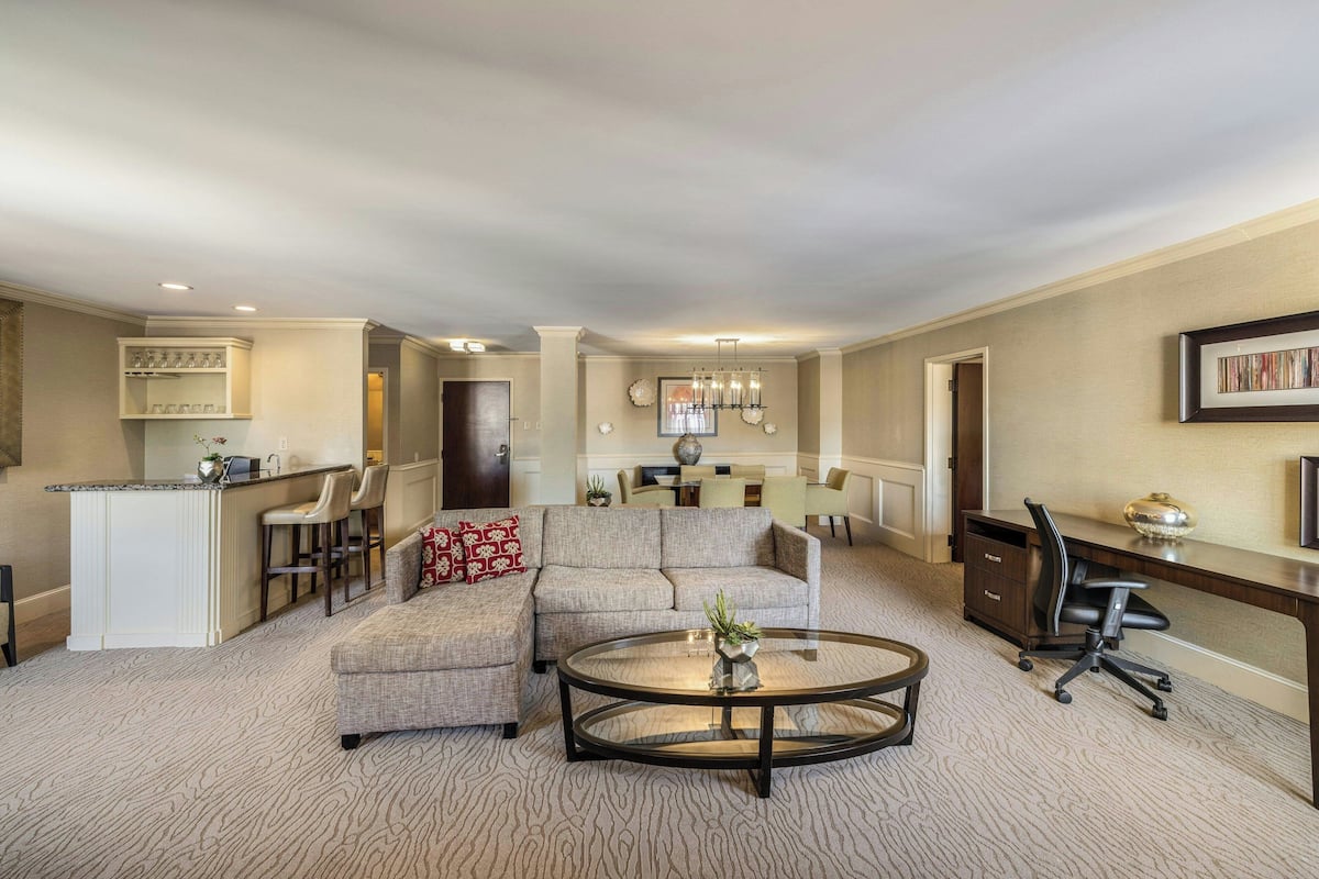 Presidential-sviitti, 1 makuuhuone | Tallelokero huoneessa, työpöytä, silitysrauta/-lauta