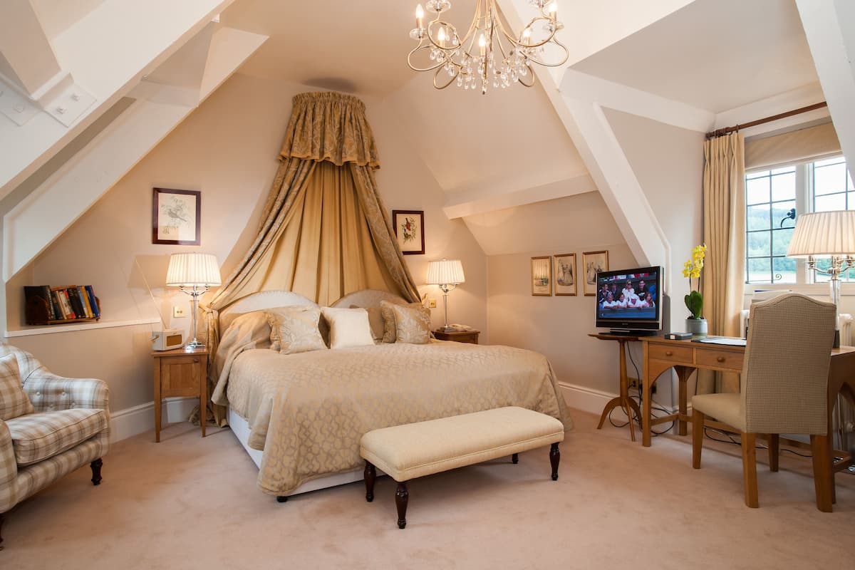 junior suite | premium bedding, individually decorated, individually furnished, desk