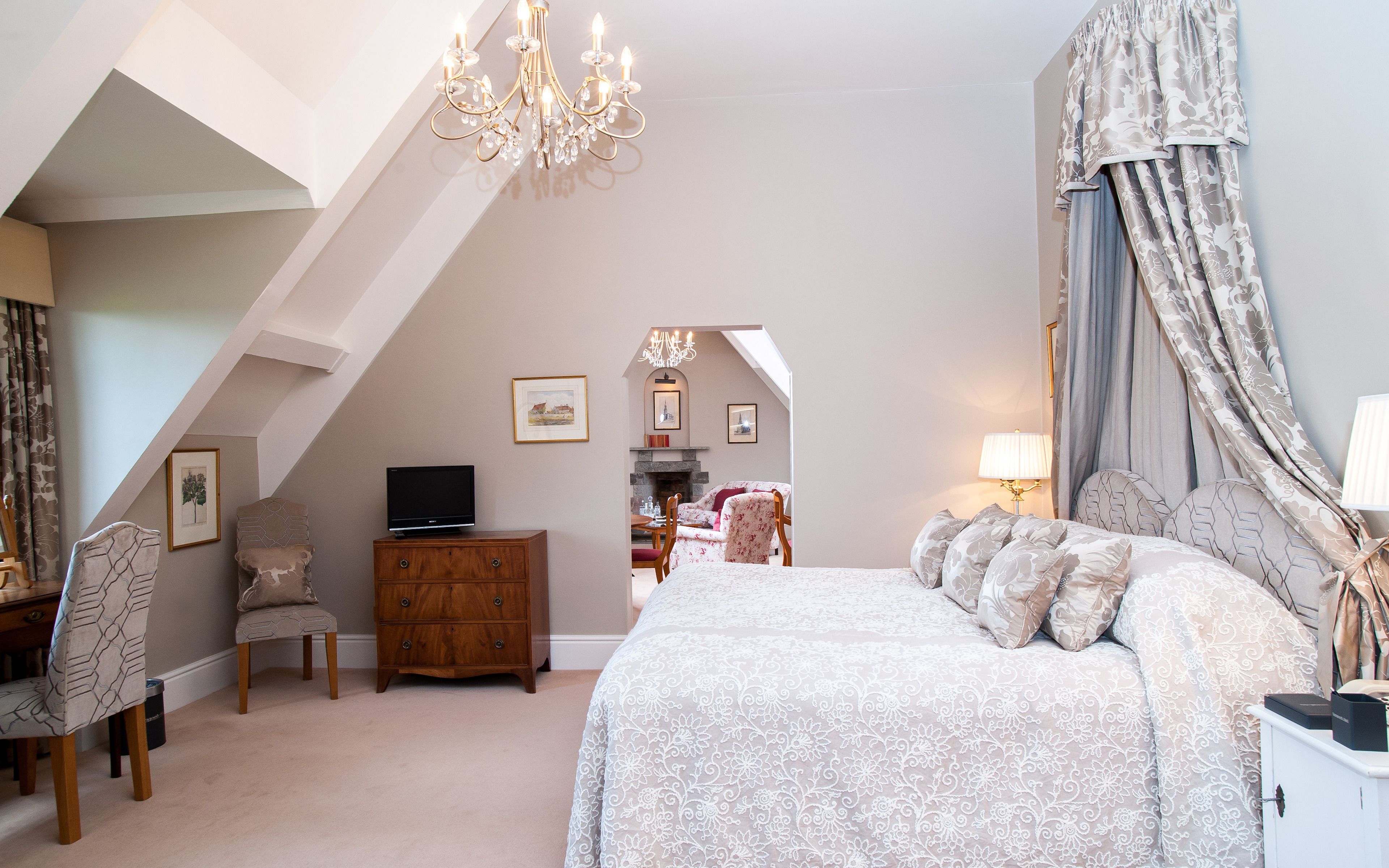 executive suite | premium bedding, individually decorated, individually furnished, desk