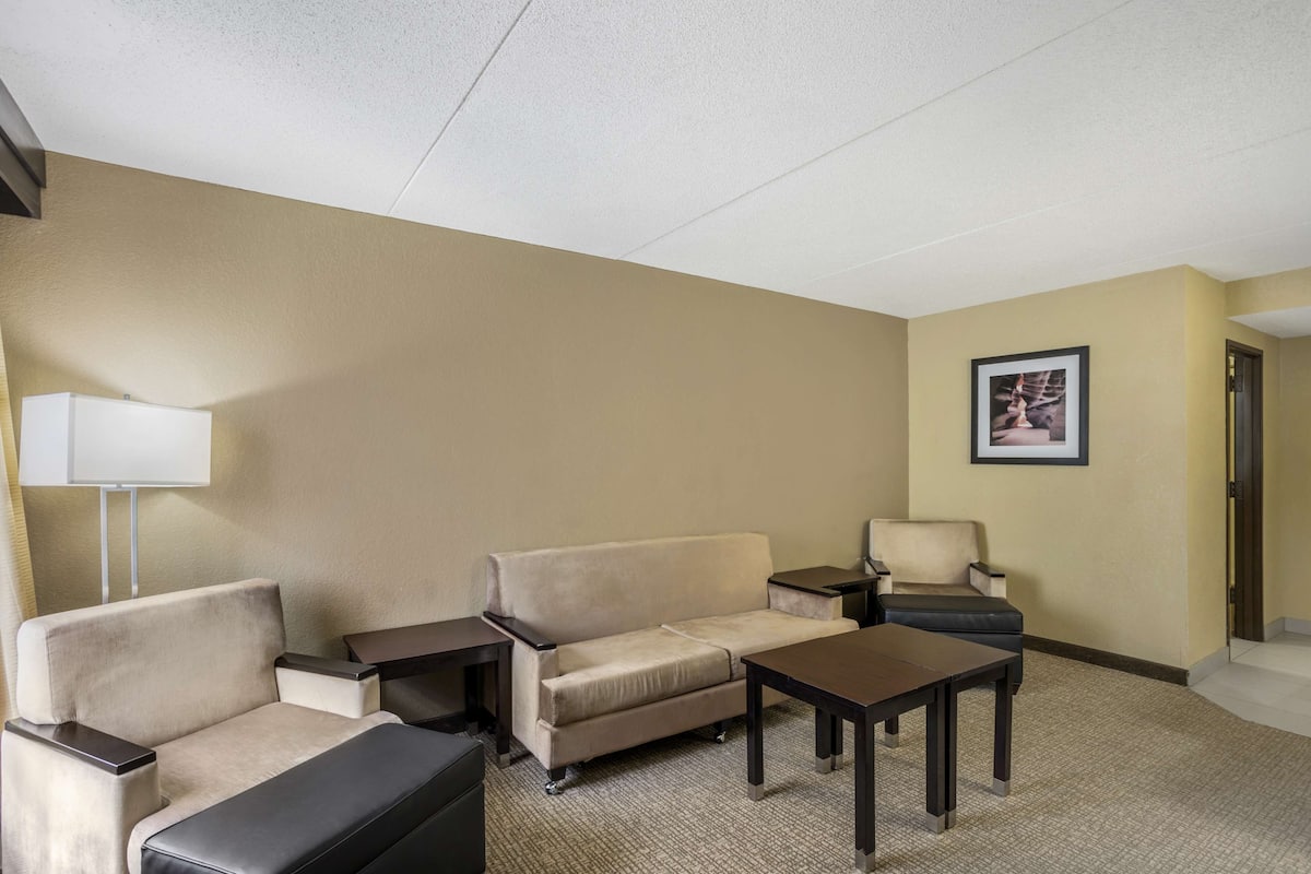 In-room safe, desk, iron/ironing board, free WiFi