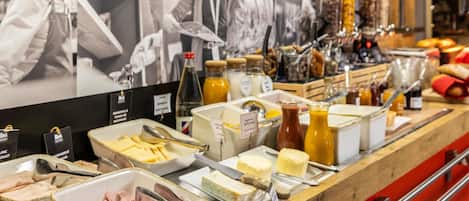 Lunch and dinner served, French cuisine