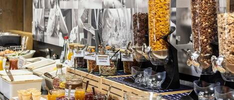 Dagelijks ontbijtbuffet (EUR 13.90 per persoon)
