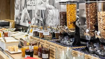 Déjeuner et dîner servis sur place, spécialités Cuisine française