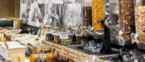 Déjeuner et dîner servis sur place, spécialités Cuisine française