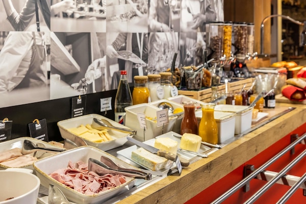 Lunch and dinner served, French cuisine