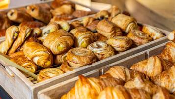 Petit déjeuner buffet (13.90 EUR par personne)