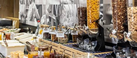 Lunch and dinner served, French cuisine