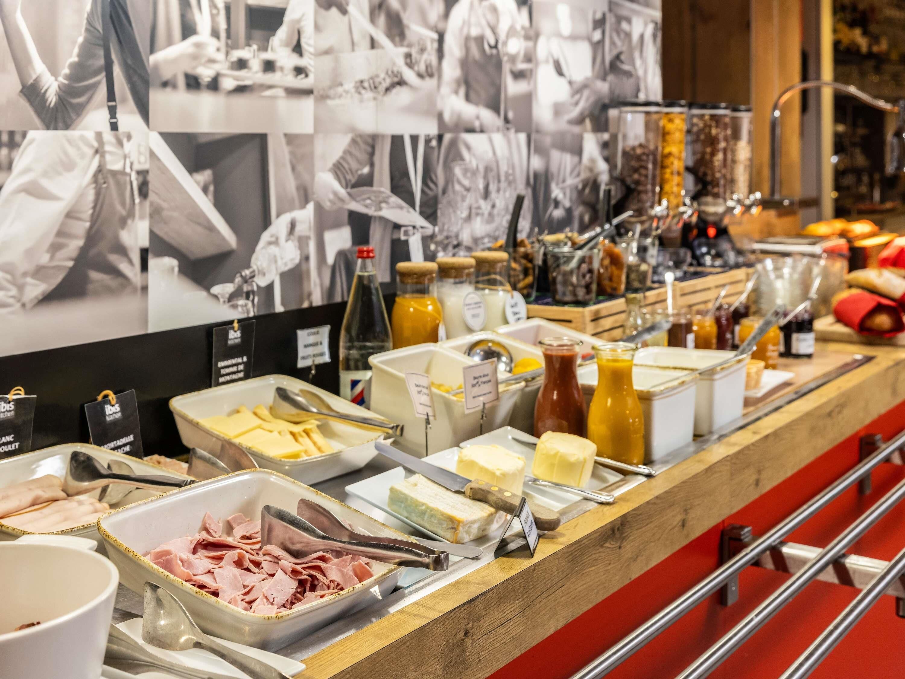 Déjeuner et dîner servis sur place, spécialités Cuisine française