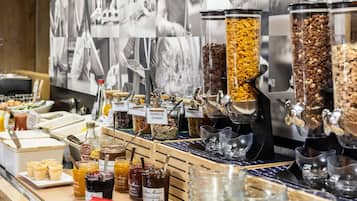 Café da manhã com buffet todos os dias (EUR 13.90 por pessoa)