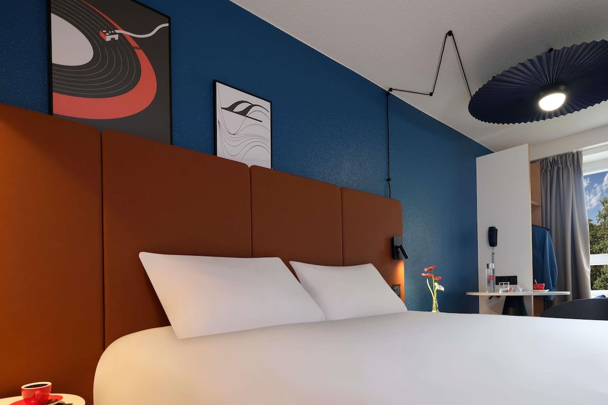 Standard Room, 1 Double Bed | Desk, blackout curtains, soundproofing, iron/ironing board