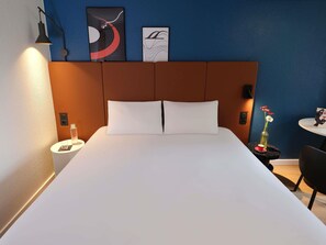 Kamar Standar, 1 Tempat Tidur Double | Meja kerja, tirai kedap cahaya, kedap suara, dan setrika/meja setrika