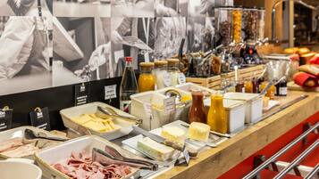 Desayuno buffet (EUR 13.90 por persona)
