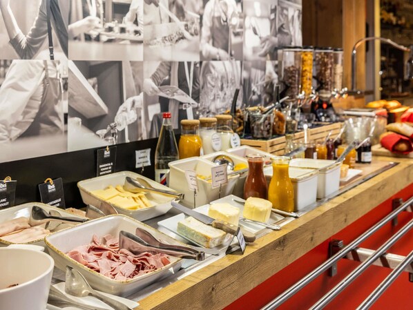 Lunch and dinner served, French cuisine - ibis Toulouse Ponts Jumeaux (Toulouse)