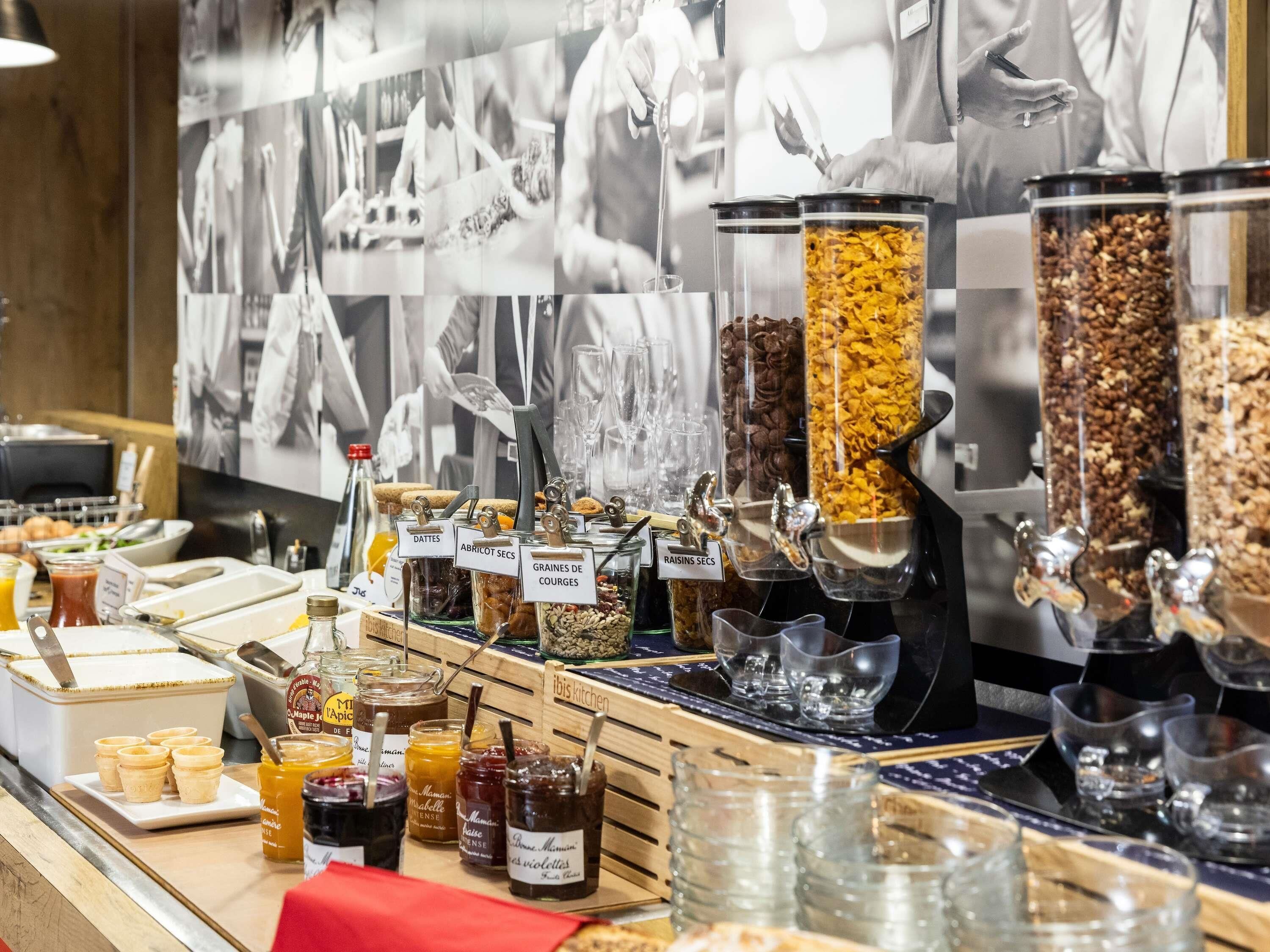 Petit déjeuner buffet (13.90 EUR par personne)