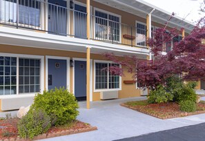 Exterior - The Angler Lodge (Dunsmuir)