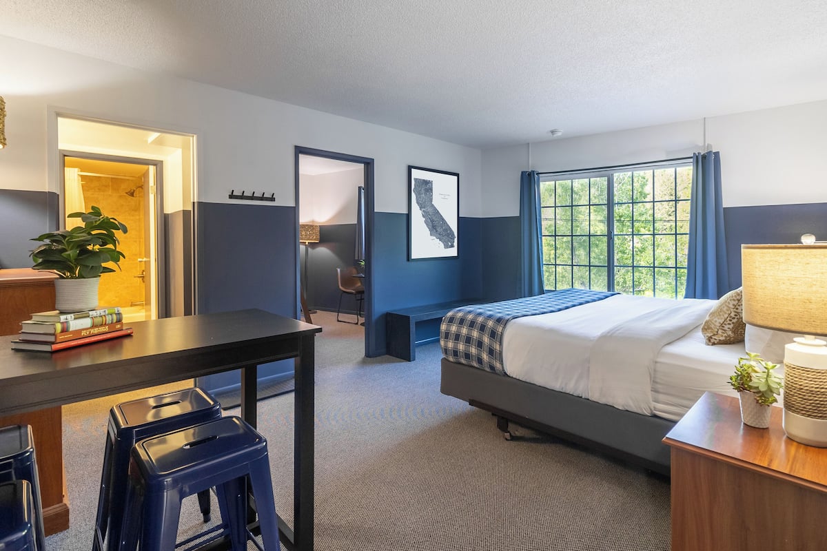 Premium Suite, 2 Bedrooms | 1 bedroom, premium bedding, pillowtop beds, free WiFi