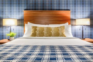 1 bedroom, premium bedding, pillow-top beds, free WiFi - The Angler Lodge (Dunsmuir)