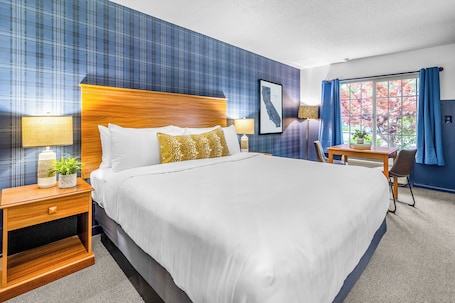 Deluxe Room, 1 King Bed | 1 bedroom, premium bedding, pillowtop beds, free WiFi