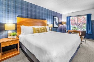 Deluxe Room, 1 King Bed | 1 bedroom, premium bedding, pillowtop beds, free WiFi
