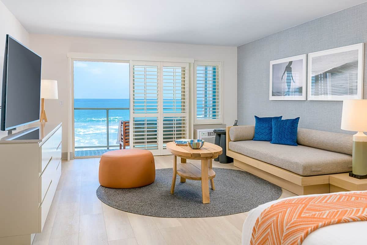 Habitación panorámica, 1 cama de matrimonio grande, vistas al mar, frente al mar | Ropa de cama de alta calidad y edredones de plumas