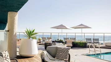 Outdoor pool, pool umbrellas, sun loungers