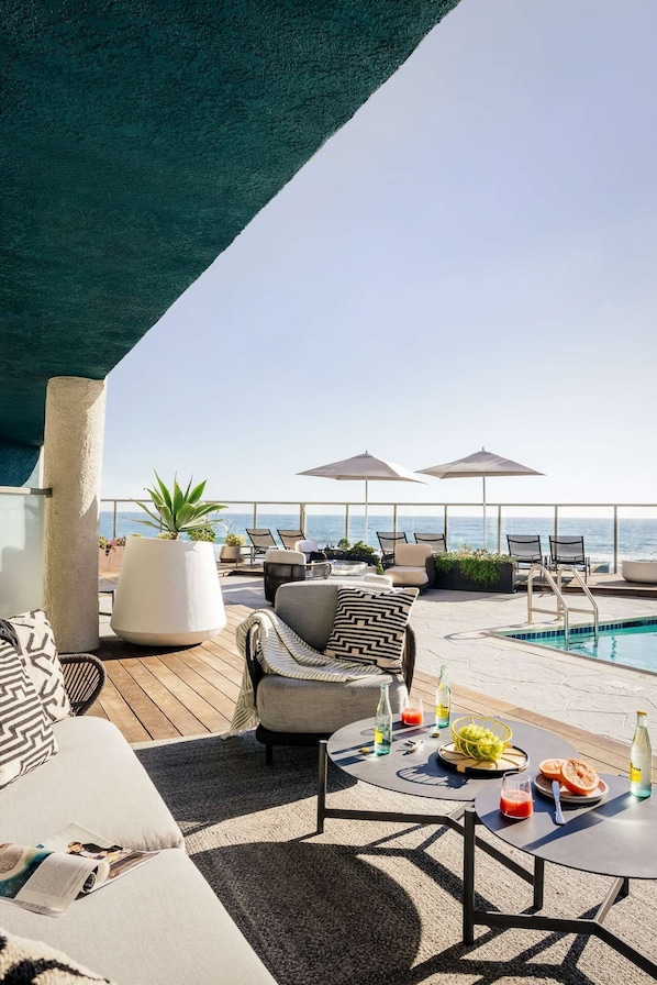 Piscine extérieure, parasols de plage, chaises longues