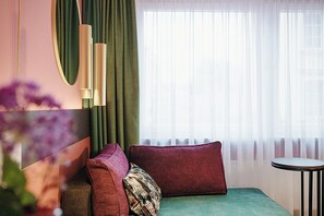 标准双人房或双床房 | 客房内保险箱、办公桌、免费 WiFi、床单