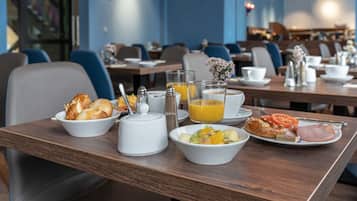 Desayuno buffet diario (EUR 10 por persona)