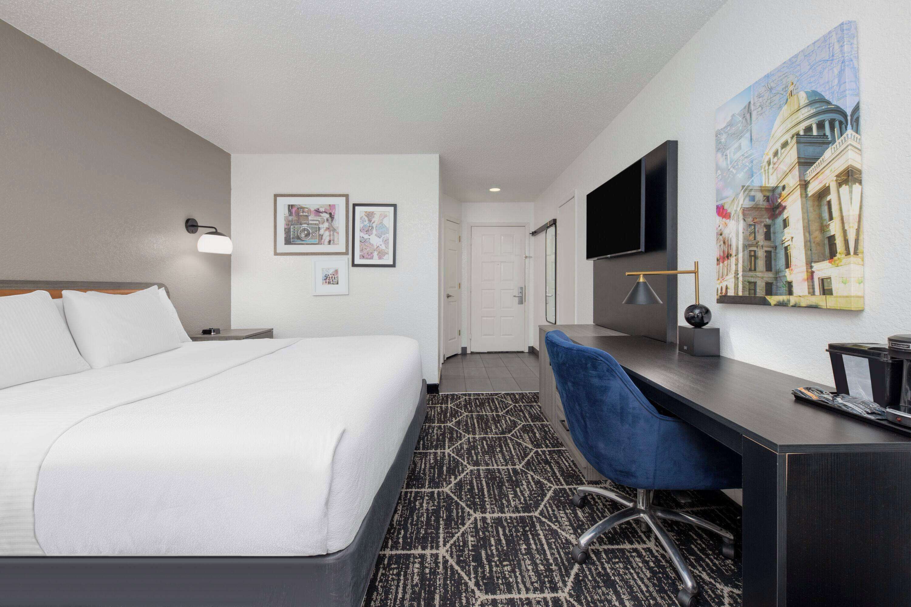 room, 1 king bed | premium bedding, pillow-top beds, desk, iron/ironing board