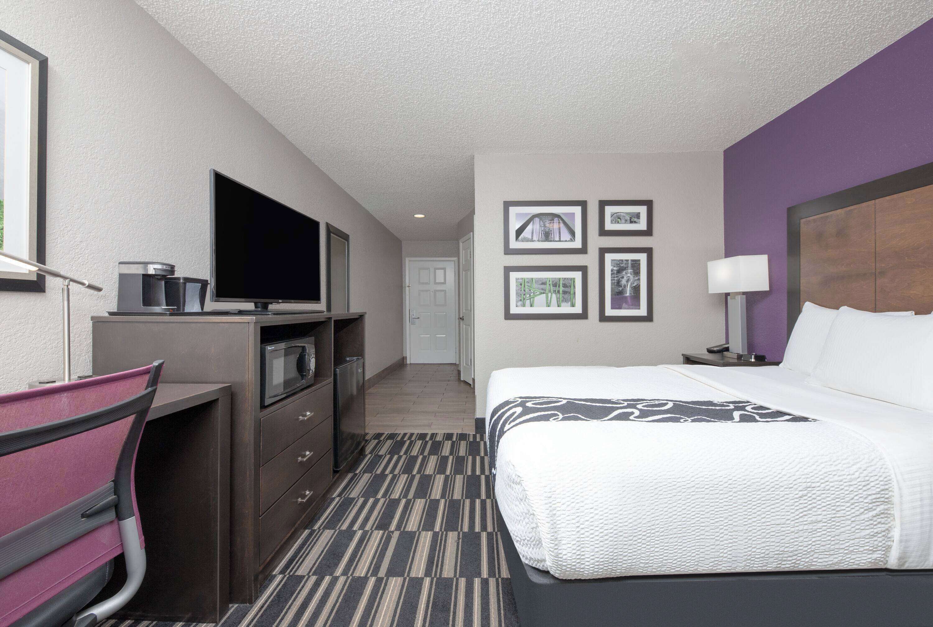 room, 1 queen bed, non smoking | premium bedding, pillow-top beds, desk, iron/ironing board