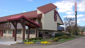 A motel with a red roof, a covered entrance, and a sign that reads 'Red Roof Inn'. - Red Roof Inn Canton (North Canton)