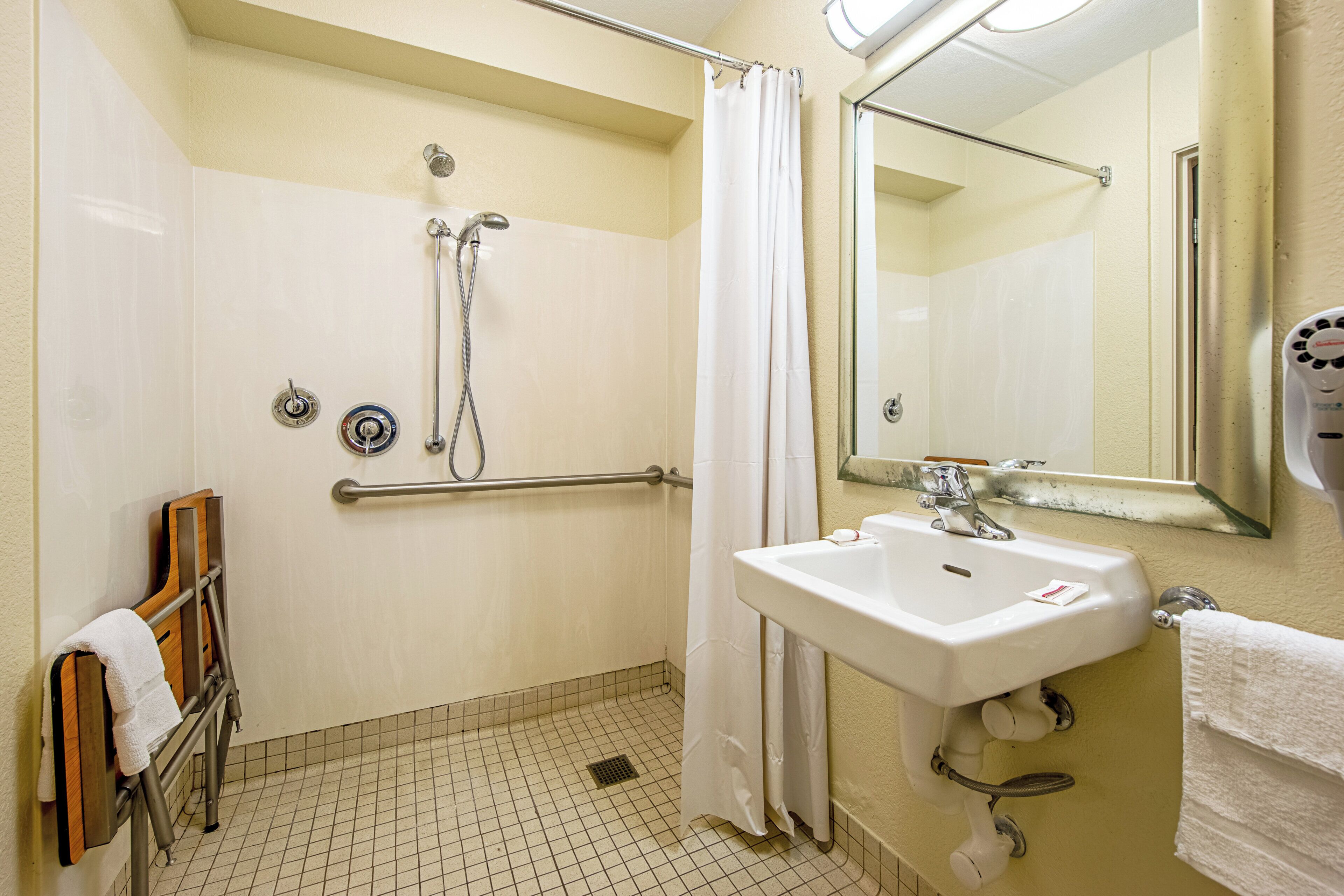 Superior Room, 1 King Bed, Accessible (Roll-In Shower, Smoke Free) | Bathroom