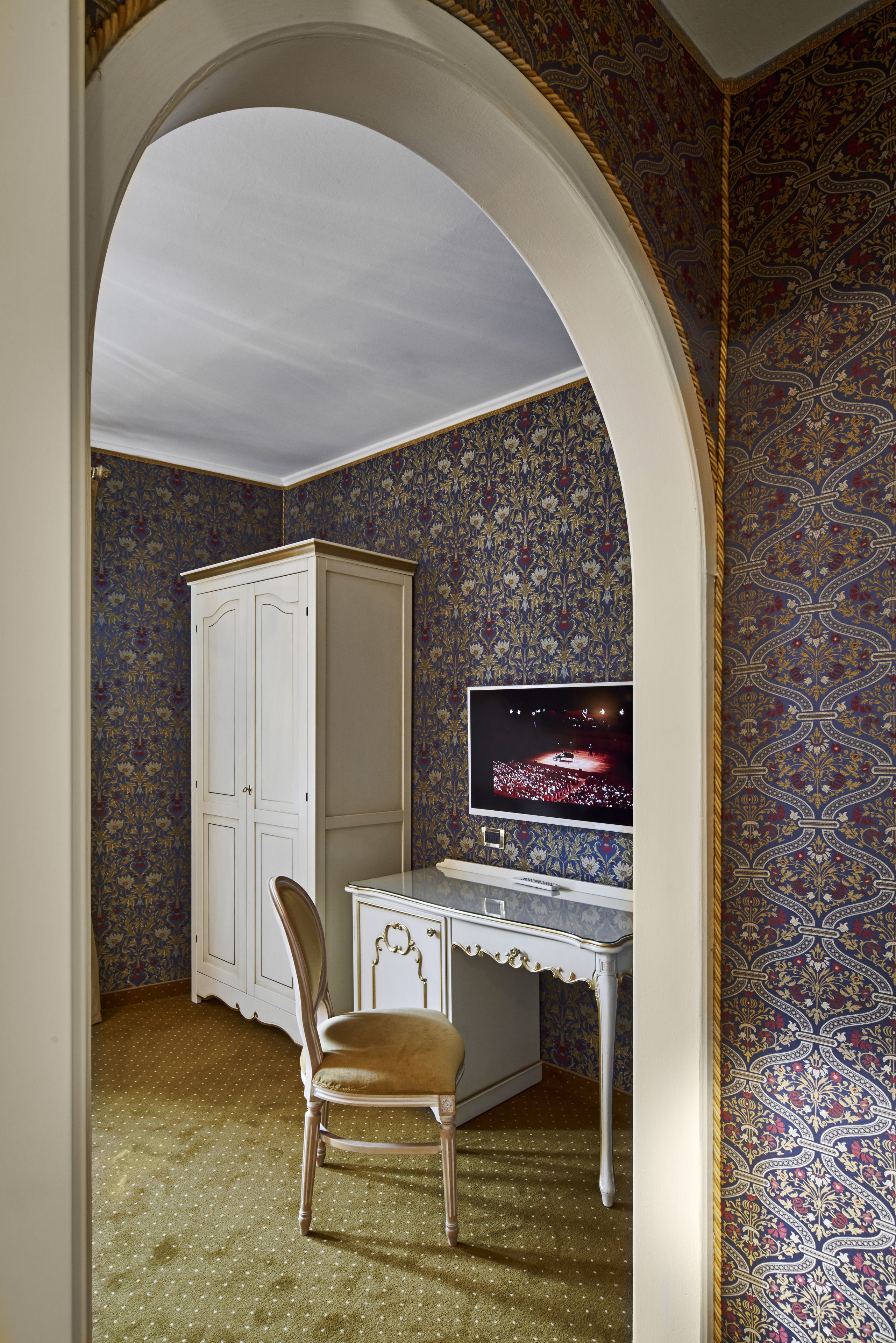 deluxe double room, canal view | down duvets, minibar, in-room safe, desk