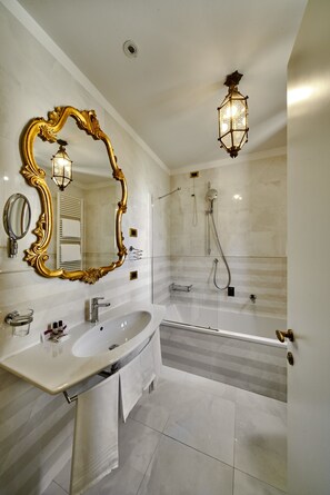 Habitació doble clàssica | Bany | Assecador de cabells, bidet i tovalloles 