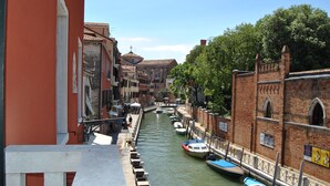 Un canal con barcos, edificios y un puente.