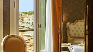 Deluxe Double Room, Canal View | Down comforters, minibar, in-room safe, desk